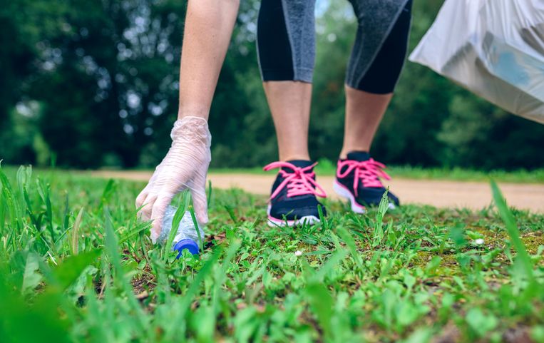 image of a person picking up thrash during their jog