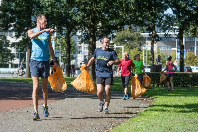 image of a person picking up thrash during their jog